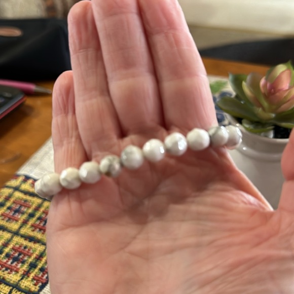 Hand Crafted Faceted Howlite Stretch Bracelet - Picture 5 of 5